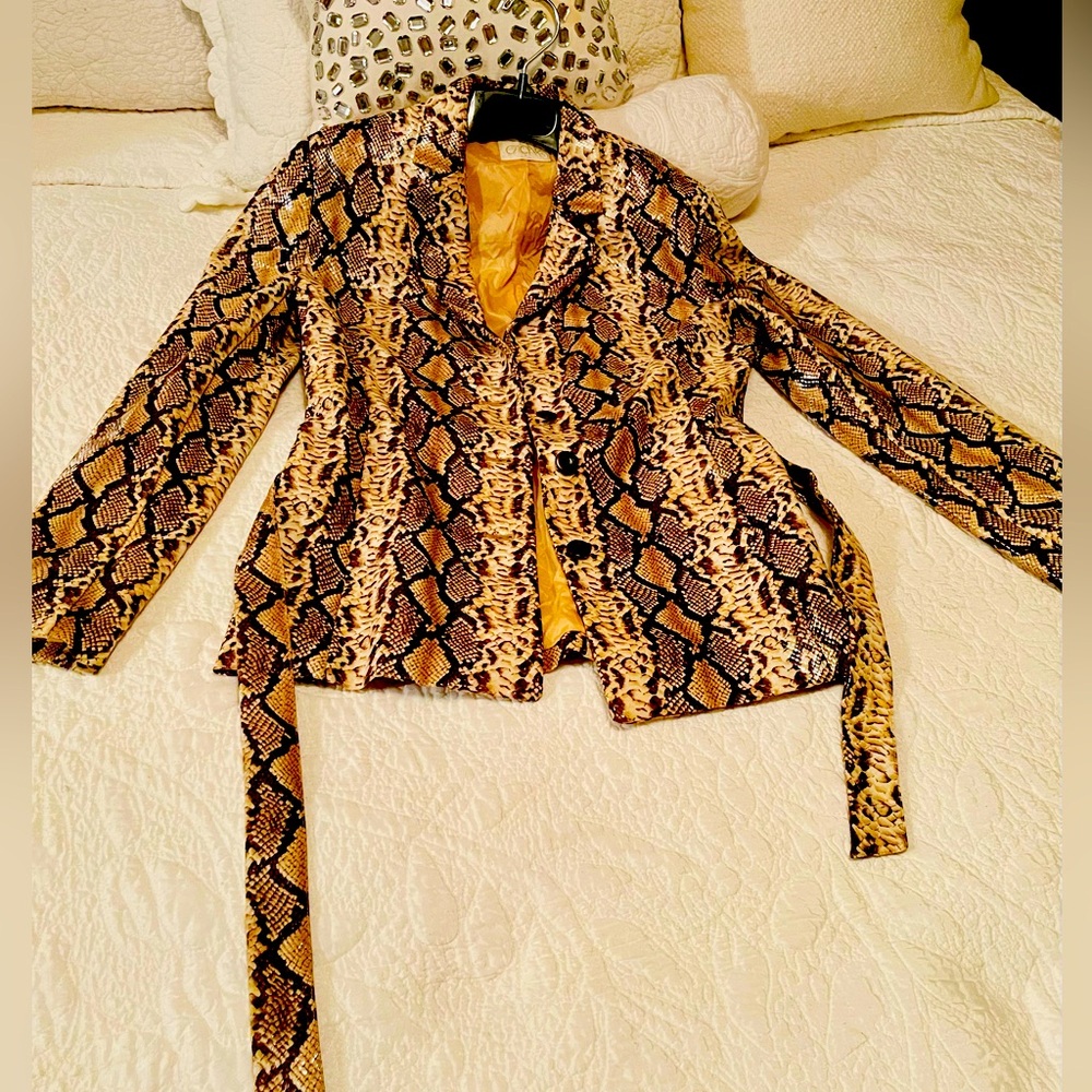 CACH’E
Very good condition
Beige, Vinyl ,Snake Print